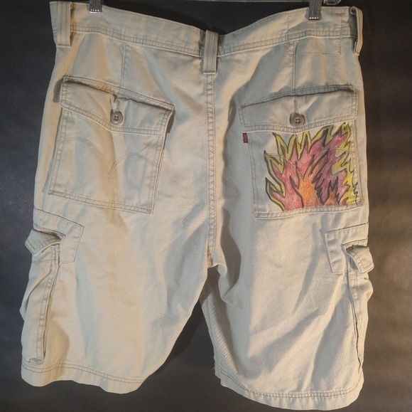 Flames Art Levi's Custom Graffiti Style Skater Khaki Cargo Shorts - Picture 4 of 4